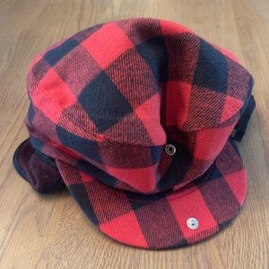 CHECKERED HAT WITH SNAP BUTTON AND EAR FLAPS